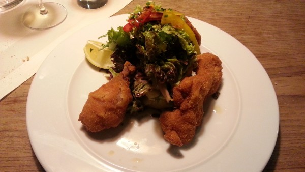 Steirisches Backhendl auf Erdäpfelsalat mit Kernöl - Gasthof zur Strass - Eugendorf