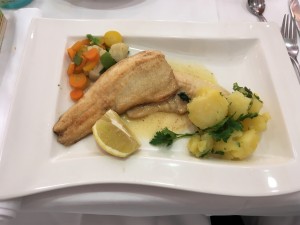Fischfilet, Gemüse, Petersilerdäpfel - Gasthof Oberer Bräuer - Oberwölz