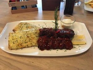 Scharfe Spareribs mit Knoblauchbrot