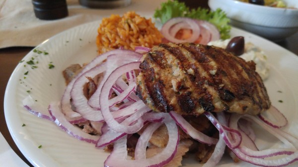 Gyros, Suzuki (Fleischlaibchen),Tomatenreis mit extra Zwiebeln und Zaziki - TO Ellinikon - Wien