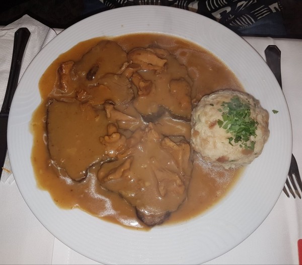 Rindsbraten mit Eierschwammerlsauce - Gasthof Neuhofen - Eugendorf