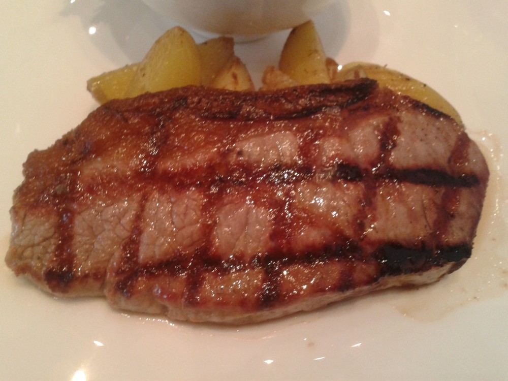Steak vom Holzkohlengrill mit Babykartoffel - DSTRIKT - Wien