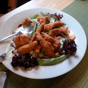 Salatteller mit gebackenen Hühnerbrust-Streifen - Gasthaus Pfeiffer - Mörbisch