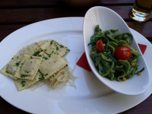 Selchfleischravioli auf warmen Krautsalat neben Paste mit Olivenöl und ... - Pasta... e Basta - Wien