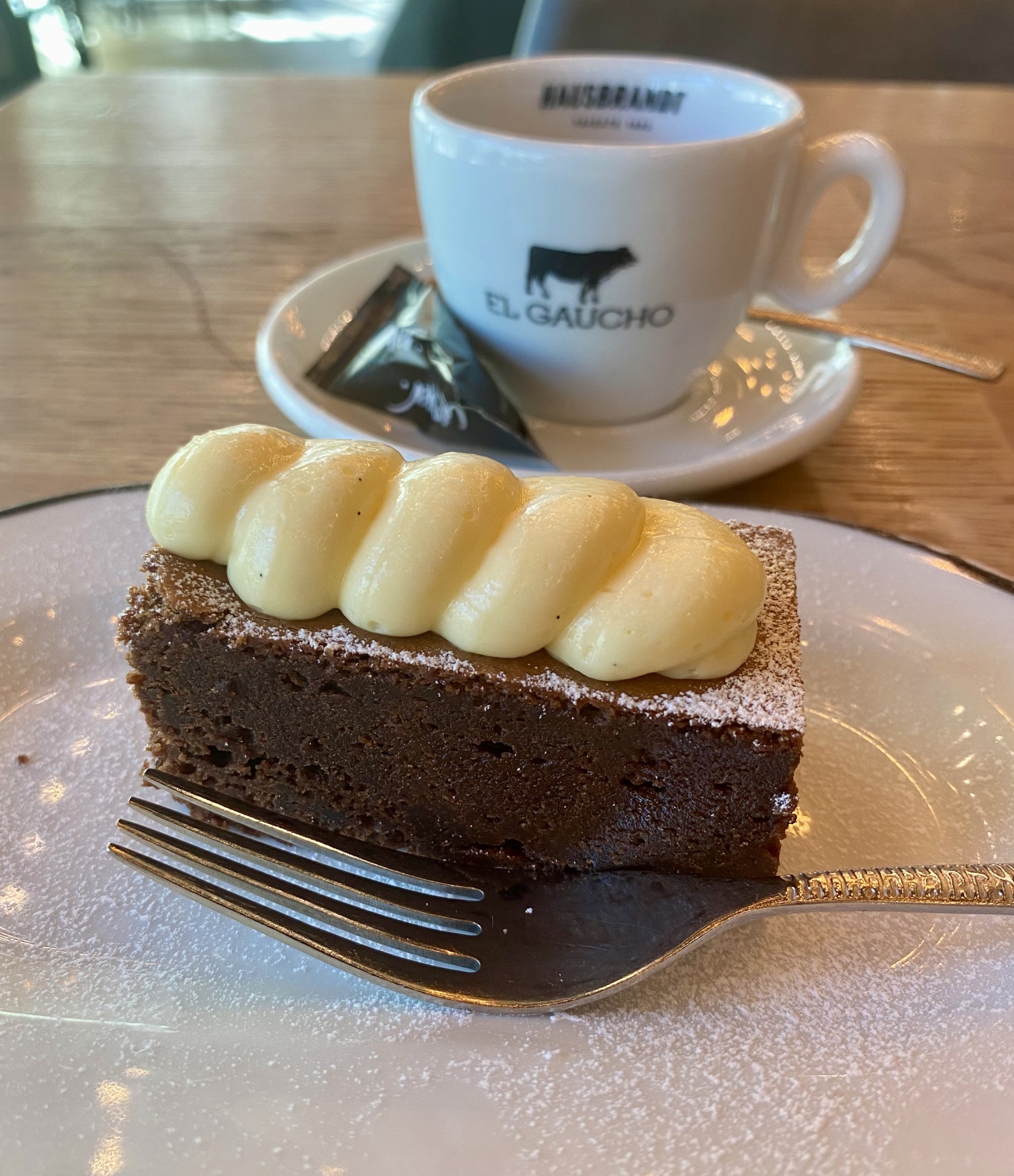 Fudgy & üppiger Brownie mit Vanillecreme - El Gaucho - Wien