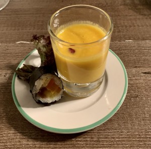 Karotten - Ingwer Suppe mit Gemüse-Maki-Rolle, der perfekte Start in einen ... - Restaurant Kim - Wien