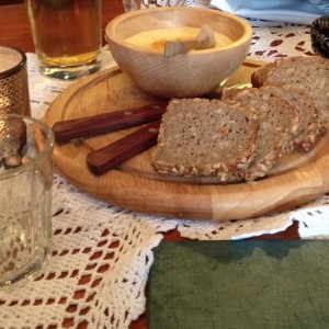Gedeck: Glundnerkas mit Brot (laut Aussage der Glundnerfans exzellent) - Kollerwirt - TANZENBERG