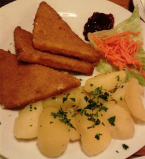 Kronprinz Rudolfshof - Gebackener Käse mit Preiselbeeren &amp; Sauce Tartare (€ 11,90)