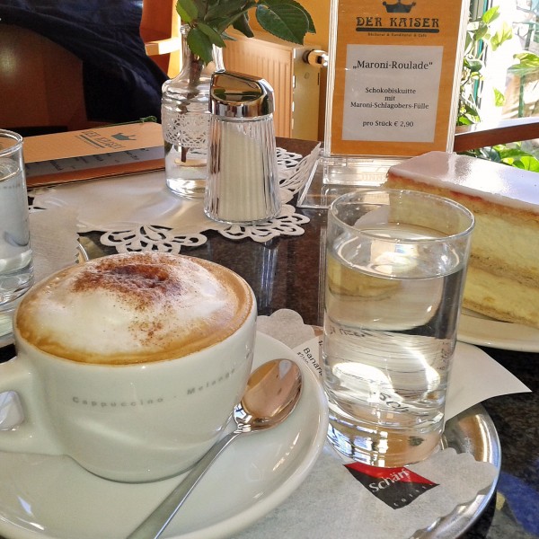 Cappuccino mit Milchschaum, dazu eine Cremeschnitte.  - Kurkonditorei Kaiser - Bad Sauerbrunn
