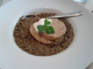 Linseneintopf mit Creme Fraiche und Serviettenknödel