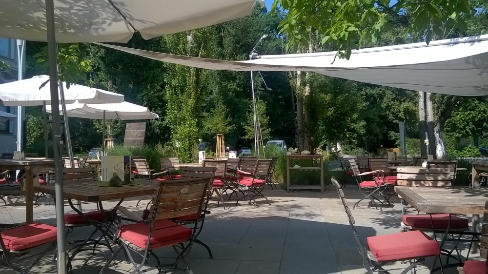 Der schöne Gastgarten. 
Die ideal "Besuchszeit" während der Woche am ... - Humer's Uferhaus - Orth an der Donau