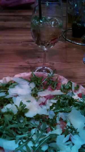 Pizza "Emiliana" und Hugo á la Pes.Co - Pes.co - Wien