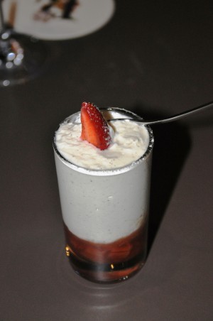 Vanille-Topfencreme auf Erdbeer-Rhabarbermousse