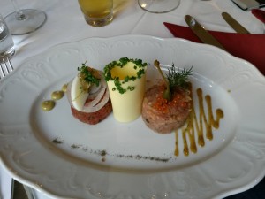 Duett vom Tartare; Beef und Räucherlachs mit Toast, Butter & Kapern - Laufke - Graz