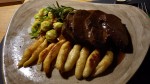 Hirschbraten mit Kohlsprosserl und Schupfnudeln