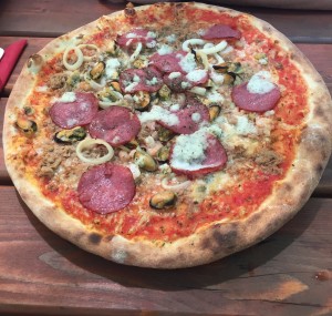 Pizza frutti di Mare (zusätzlich Salami) - Cipollino - Wien
