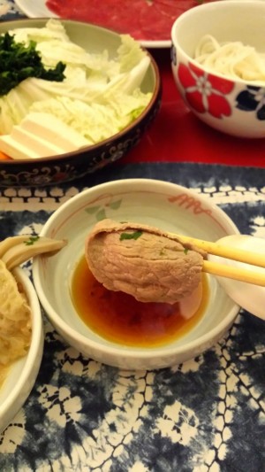 Rindfleisch mit Essigsoße. Rechts hinten extra Udon zum Kochen. - Nihon Bashi - Wien