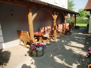 Weingut Buschenschank Grabin - Überdachte Terrasse an der Hauswand