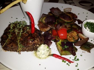 Chili Steak 250g mit Grillgemüse und Pommes