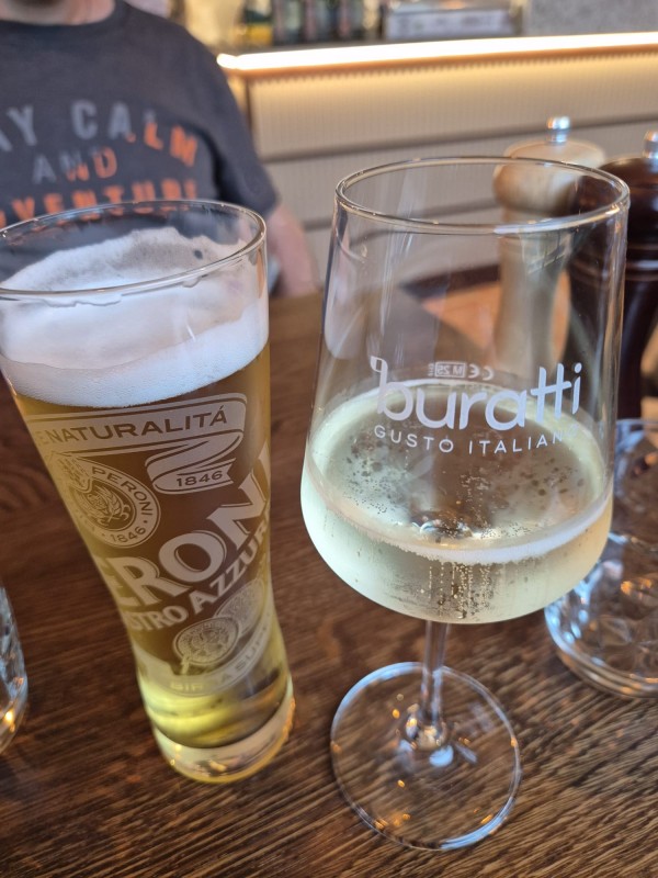 Peroni nastro azzuro 0,33l 4,50 vom Faß / Prosecco Spumante Prestige DOC ... - daAurora - Bad Vöslau