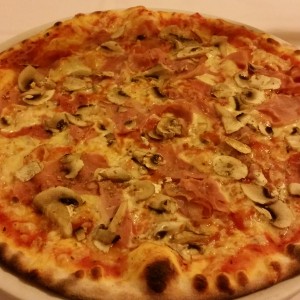 Pizza Toscana (Schinken, Pilze) - Sapori d'Italia - Wien
