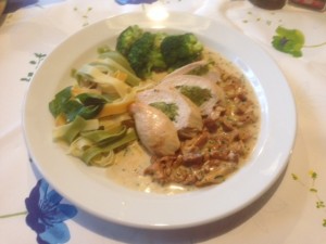 Hühnerfilet mit Kräutern gefüllt, auf Eierschwammerlrahm mit Brokkoli und ... - Hotel-Restaurant Bayrischer Hof - Wels