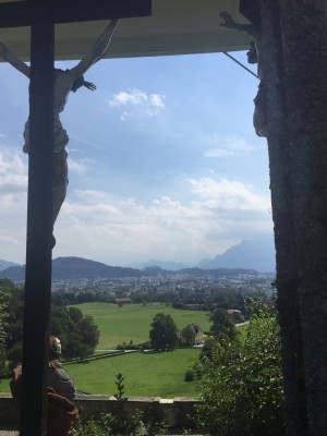 Blick durch den Kreuzweg auf die Stadt