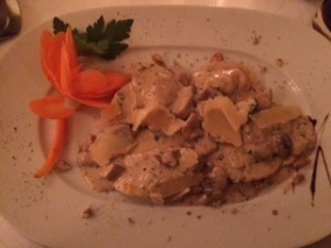 Ravioli con Funghi Porcini:
Mit Steinpilzfüllung und feiner Nuss-Rahm-Sauce