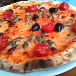 Pizza Taormina mit Kapern, Oliven und Cocktailtomaten - I Carusi - Wien