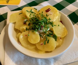 Erdäpfelsalat zum Cordon Bleu, durchaus gut, wenn auch nicht sensationell. - Rados Gastwirtschaft - Wien