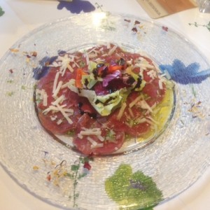 Carpaccio vom Almochsen auf hausgemachtem Olivenpesto mit gehobeltem Parmesan - Hotel-Restaurant Bayrischer Hof - Wels