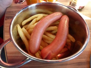 Frankfurter mit Pommes
