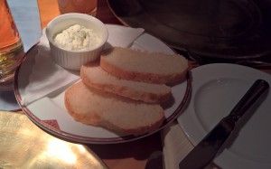 Schnittlauch Topfen irgendwas Aufstrich, dazu frisches Brot - Hotel-Restaurant HOLLAUF - Wagrain