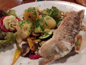 Gegrillter Zander mit Kartoffeln und Gemüse - Hopfen & Malz - Wien