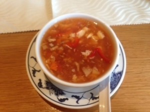 Pekingentenmenü: Vorspeise: Pikant säuerliche Suppe - Lions Delight - Altmünster
