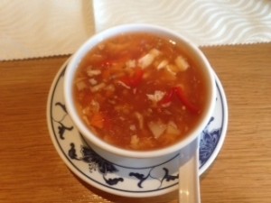 Pekingentenmenü: Vorspeise: Pikant säuerliche Suppe