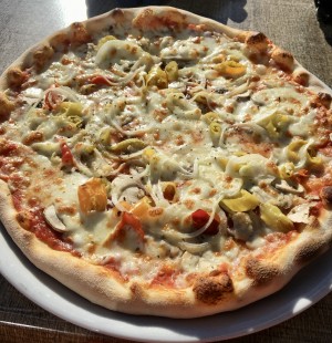 Pizza „Tannberg“ - sehr guter Teig und ebensolcher Belag! Für mich d. beste ... - SCHNEGGAREI - Lech