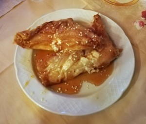 Spezial Saganaki, Schafkäs im Filoteig (Blätterteig) mit Honig und Sesam. Die Kombination höchst ...