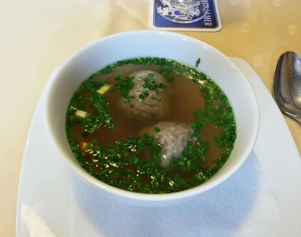 Rindsuppe mit Leberknödel - Hotel Restaurant Schachenwald - Unterpremstätten