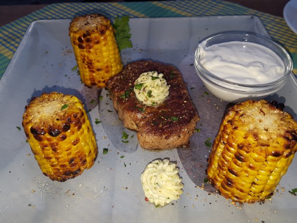 Filetsteak (Ladycut 150g) mit gegrillten Maiskolben und Knoblauch-Dip - SCHOTTEN - Heurigen-Restaurant - Maria Enzersdorf