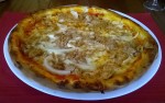 Pizza mit Thunfisch, den Zwiebel zahlt man extra, naja......
Der Pizzabäcker, ein Italiener, ...