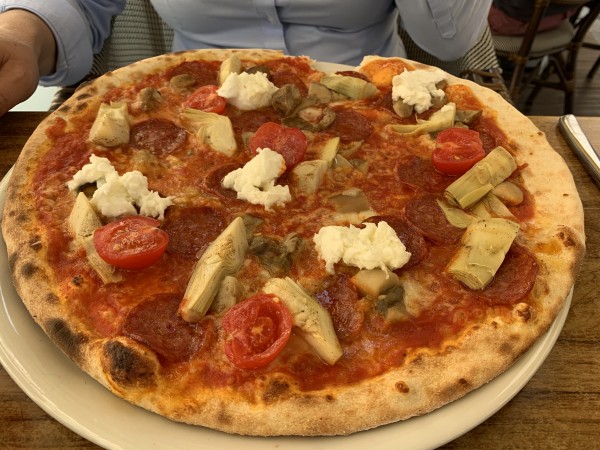 Pizza Brescia (pikante Salami, Cherrytomaten, Büffelmozzarella und - auf ... - I Vecchi Amici - Wien