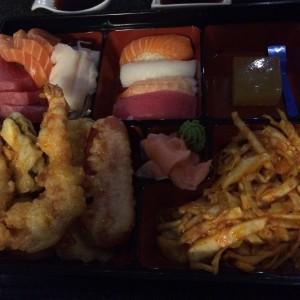 Sushi Sashimi Tempura Box, ca 15 Euro - Hanil Running Sushi - Wien