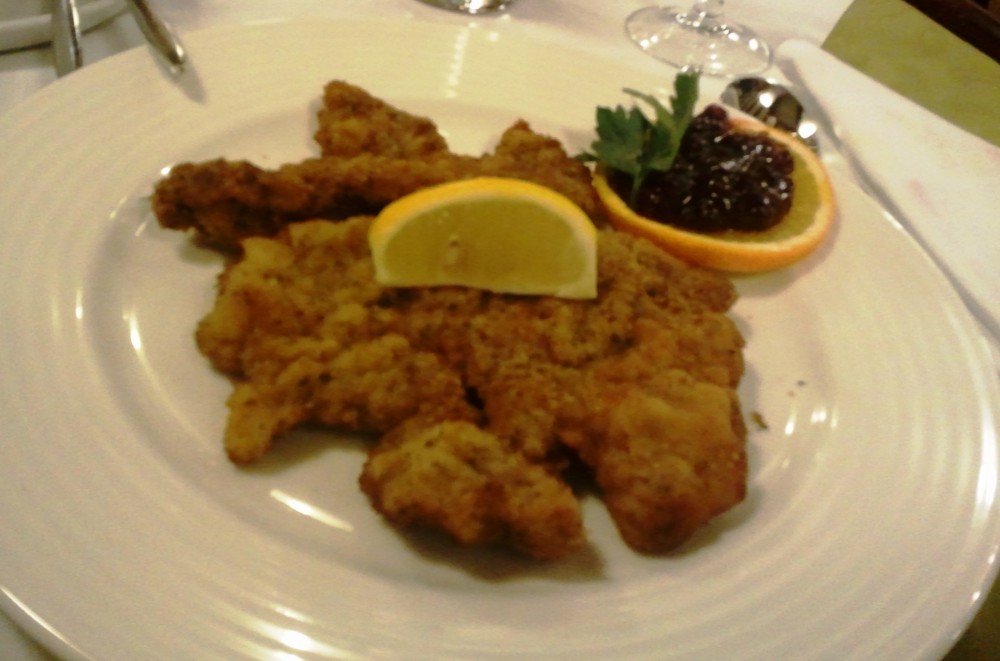 in Kräuterbröseln gebackenes Schnitzel vom Kreuzberglamm mit Salat - Looshaus - Payerbach