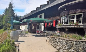 Der Gastgarten des Auerhahn, wenn auch ein mickriger..... - Gasthof Auerhahn - Lech