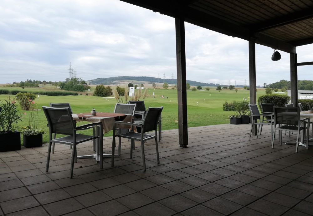 Ambiente unterm Flugdach, mit Blick auf den 18 Loch Golfplatz..... - Golfrestaurant Spillern - Spillern
