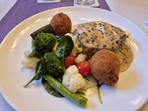 Rosa gebratenes Rinderfilet Steak mit Frühlingsgemüse, Kroketten und ... - Stangls Eventlocation & Catering - Untertriesting
