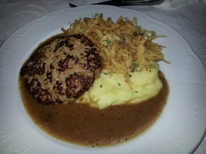 Butterschnitzel mit Erdäpfelpüree und Röstzwiebel - Stockerwirt - Sulz im Wienerwald