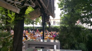 Wunderbarer schattiger Gastgarten