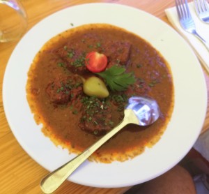 Großes Saftgulasch mit scharfem Pfefferoni. Saft ein Traum, das Fleisch ... - Zur Eisernen Zeit - Wien